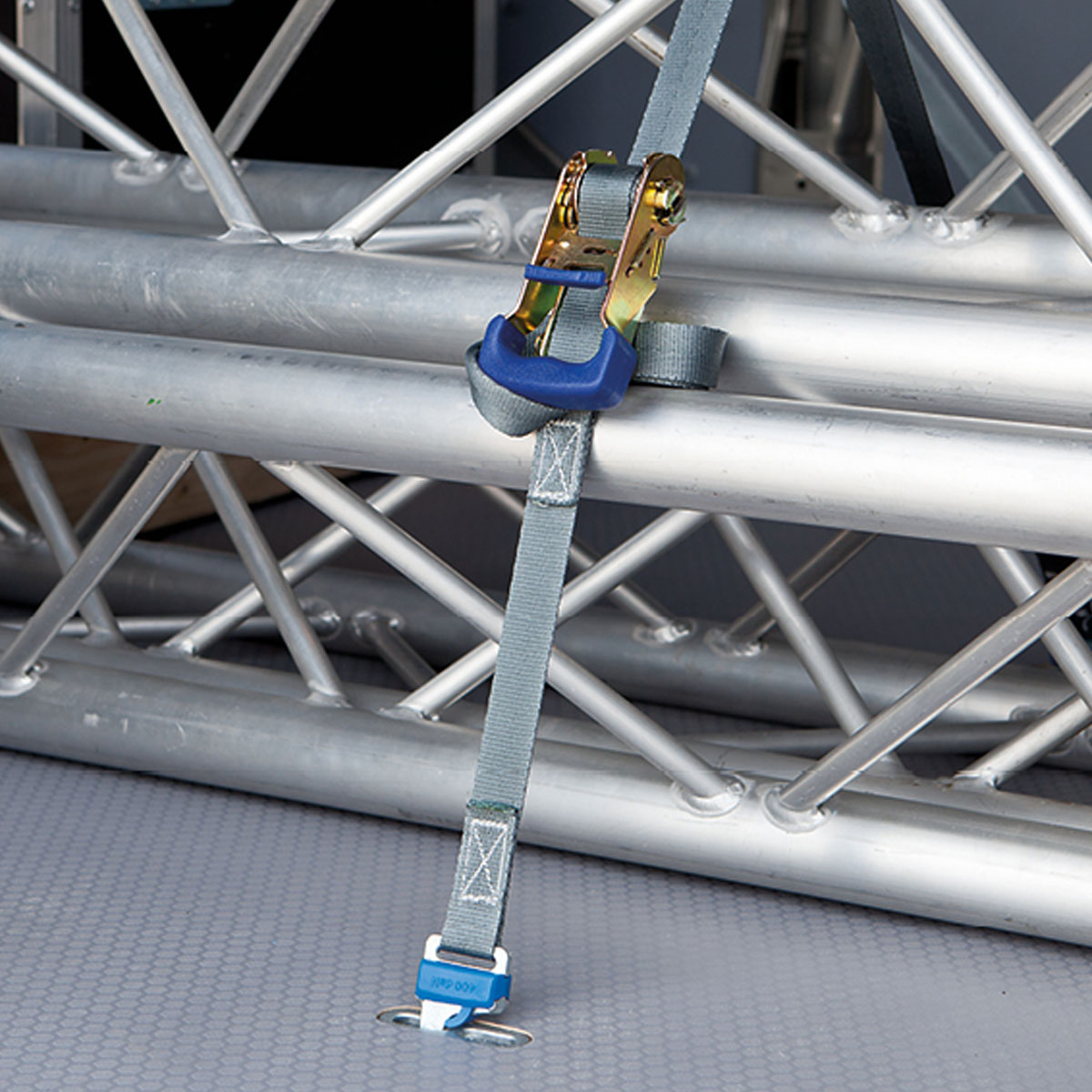 SoboPro-Verzurrpunkte-f-r-ProSafe-Zurrgurte-Laderaumsicherheit Effiziente Ladungssicherung mit SoboPro Sicherheitsmontageboden